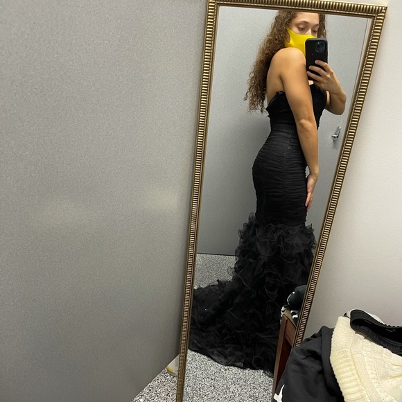 ISO CINDERELLA DIVINE DRESS SIZE 6! - Picture 2 of 2